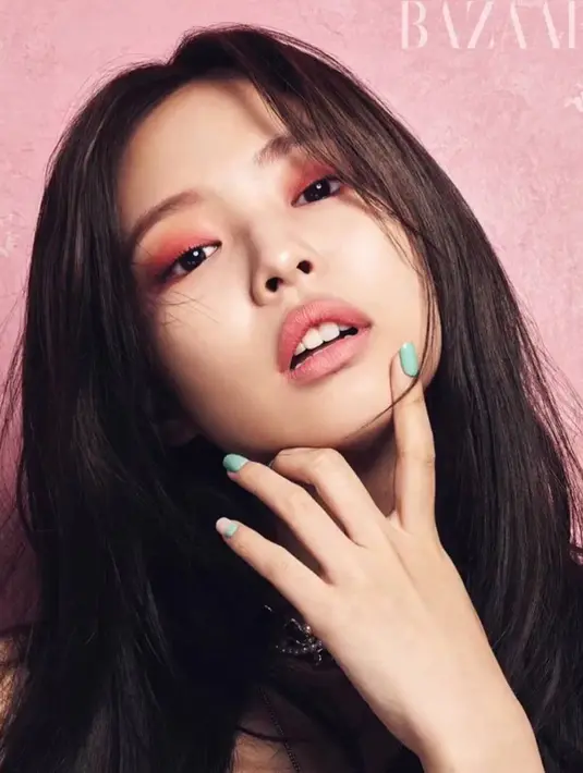 Seperti diketahui, Jennie Blackpink menjadi brand ambassador Chanel Cosmetics. Tentu saja hal ini membuat penampilan Jennie semakin berkelas. (Foto: instagram.com/jenniekim.indo)