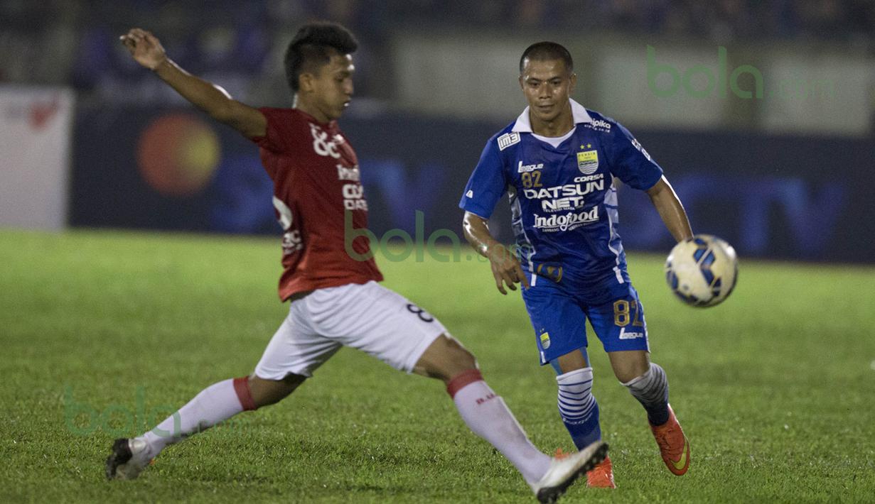 Pemain Persib, Tantan (kanan), berusaha melewati pemain Bali United dalam laga persahabatan di Stadion Siliwangi, Bandung, Sabtu (13/2/2016). (Bola.com/Vitalis Yogi Trisna) 
