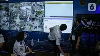 Petugas memperhatikan cctv jalur mudik melalui layar command centre sebagai pusat informasi mudik 2022 di Gedung Kementerian Perhubungan, Jakarta, Senin (25/5/2022). Command centre ini, berbagai instansi terkait yang bertanggung jawab terhadap pelaksanaan mudik. (Liputan6.com/Faizal Fanani)