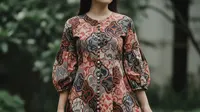9 Model Dress Batik Lengan Bishop, Tren Busana Anggun di 2025