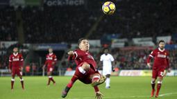 Aksi pemain Liverpool, Roberto Firmino melakukan tembakan salto saat melawan Swansea City pada lanjutan Premier League di Liberty Stadium, Swansea, (22/1/2018). Liverpool kalaj dari Swansea 0-1. (Nick Potts/PA via AP)