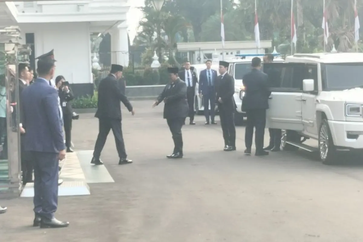 Presiden Prabowo Subianto disambut Menteri Pertahanan Sjafrie Sjamsoeddin saat mendatangi tempat persemayaman jenazah Jenderal TNI (Purn) Ryamizard Ryacudu di Kantor Kementerian Pertahanan, Jakarta Pusat, Senin (1/6/2026).