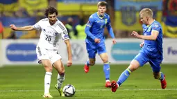 Pemain Bosnia-Herzegovina Miroslav Stevanovic (kiri) berduel memperebutkan bola dengan pemain Ukraina Oleksandr Zinchenko pada pertandingan kualifikasi Grup D Piala Dunia 2022 di Stadion Bilino Polje, Zenica, Bosnia, 16 November 2021. Ukraina menang 2-0. (AP Photo)
