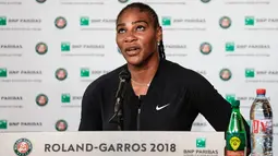 Petenis AS, Serena Williams menggelar konferensi pers terkait pengunduran dirinya dari Prancis Terbuka di Roland Garros, Paris, Senin (4/6). Serena Williams mundur setelah mengalami cedera otot pektoral yang mengganggu servisnya. (Pauline BALLET/FFT/AFP)