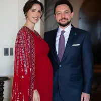 Penampilan Perdana Putri Rajwa dari Yordania saat hamil. [@alhusseinjo]