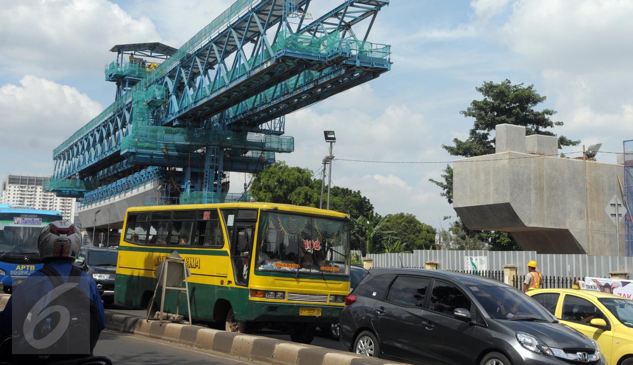 Kendaraan melintasi proyek jalur layang Mass Rapid Transit (MRT) di Kawasan Lebak Bulus, Jakarta Selatan, (15/5). Pembangunan MRT dipercepat agar dapat terintergrasi dengan pembangunan kereta ringan (Light Rail Transit). (Liputan6.com/Helmi Afandi)