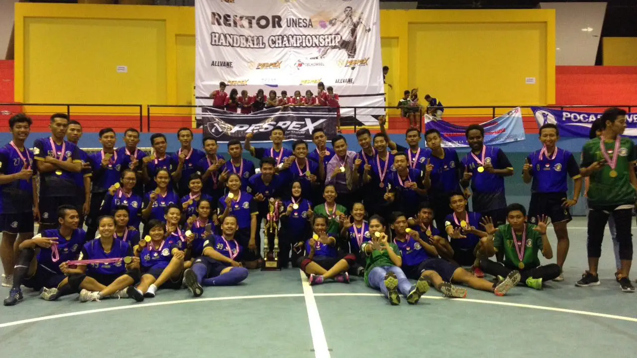 Unesa jadi juara Rektor Unesa Handball Championship 2016 di GOR Futsal Internasional Unesa, Rabu (2/11/2016), setelah menumbangkan STKIP PGRI Trenggalek dengan skor 26-20. (Bola.com/Fahrizal Arnas)