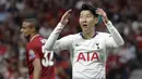 Penyerang Tottenham Hotspur, Son Heung-min, tampak kecewa usai gagal membobol gawang Liverpool pada laga Liga Champions 2019 di Stadion Wanda Metropolitano, Madrid, Minggu (2/6). Liverpool menang 2-0 atas Tottenham Hotspur. (AP/Felipe Dana)