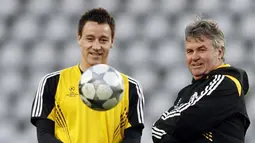 Chelsea&#039;s Manager Guus Hiddink with John Terry during the team training session on the eve of the Champions League match between Juventus and Chelsea at Olympic Stadium in Turin on March 9, 2009. AFP PHOTO/Adrian Dennis