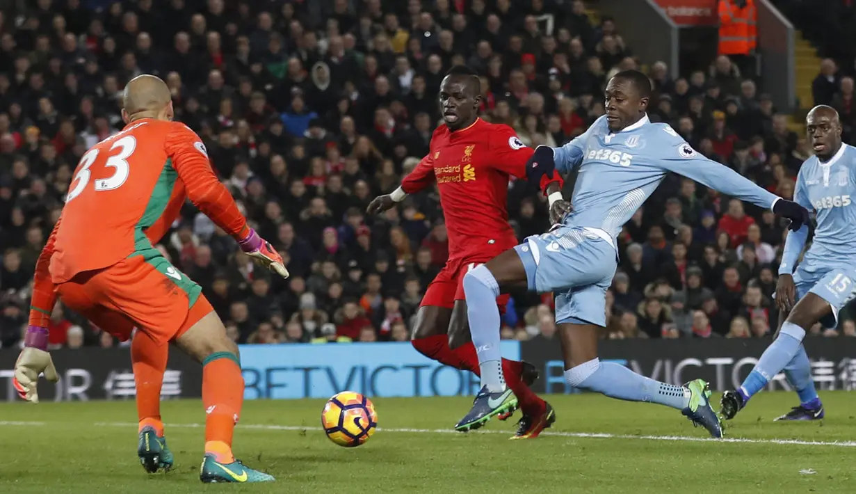 Proses terjadinya gol bunuh diri oleh pemain Stoke, Giannelli Imbula, saat melawan Liverpool. Serangan bertubi-tubi dari The Reds membuat lini belakang Stoke menjafi tidak fokus dan akhirnya kerap melakukan kesalahan. (Reuters/Carl Recine)