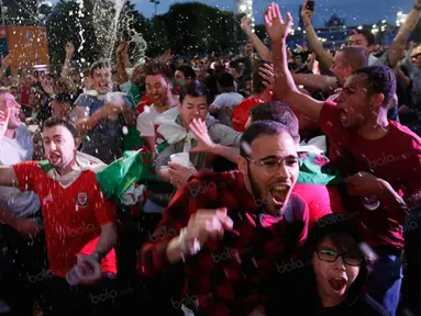 Para pendukung Wales berpesta usai nonton bareng Piala Eropa 2016 di fan zone Kota Paris, Prancis, Jumat (1/7/2016). (Bola.com/Vitalis Yogi Trisna)