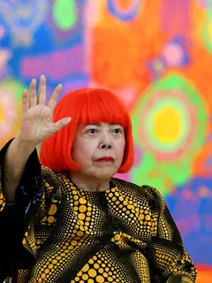 Seniman Jepang Yayoi Kusama melambaikan tangan dalam sesi pemotretan saat pratinjau pers pamerannya yang bertajuk "My Eternal Soul" di National Art Center, Tokyo, pada 21 Februari 2017. (TOSHIFUMI KITAMURA/AFP)