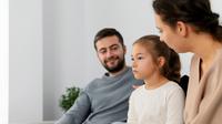 Membangun koneksi dengan mengajak anak berbicara dan bertanya alasan yang melandasi mereka berbohong. (Sumber: Freepik).