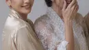 Enzy bersama Hesti Purwadinata, salah seoarang bridesmaid yang mengantarkan Enzy saat akad nikah. Aura pengantin sudah terpancar meski makeup dan rambut belum utuh. [Foto: Instagram @itsfrankywu]