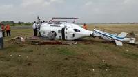 Helikopter Bell 429 PK-CAW milik BBKFP tergelincir dan terguling di ujung Bandara Budiarto, Tangerang. (Istimewa)