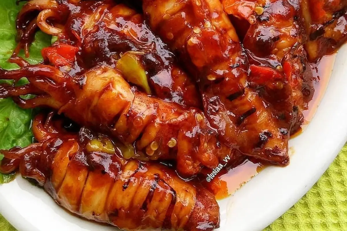 Sepiring cumi saus asam manis pedas