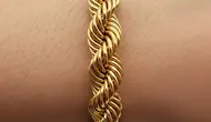 Model Gelang Emas 23 Karat 10 Gram yang Unik. Foto: Woro Anjar Verianty via Gemini