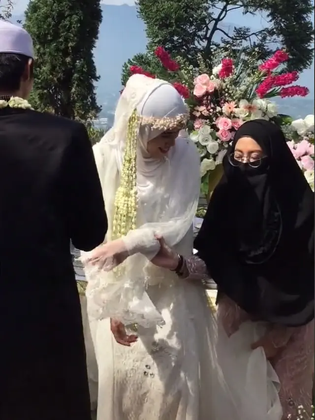 Pasangan Pengantin Hasil Taaruf Ini Malu-Malu saat Gandengan, Bikin Tamu Ngakak
