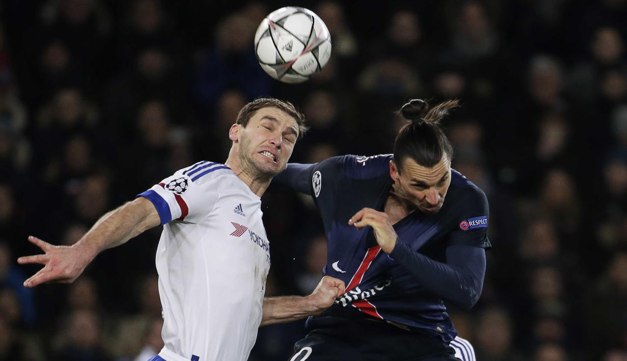 Pemain Chelsea, Branislav Ivanovic (kiri) berduel udara dengan Pemain PSG, Zlatan Ibrahimovic pada leg pertama babak 16 Liga Champions, di Parc des Princes, Paris, Rabu (17/2/2016) dini hari WIB. (AFP / Kenzo Tribouillard)