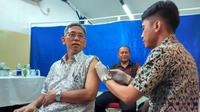 Jemaah haji di Tangerang Selatan mendapat vaksin meningitis (Liputan6.com/Pramita Tristiawati)