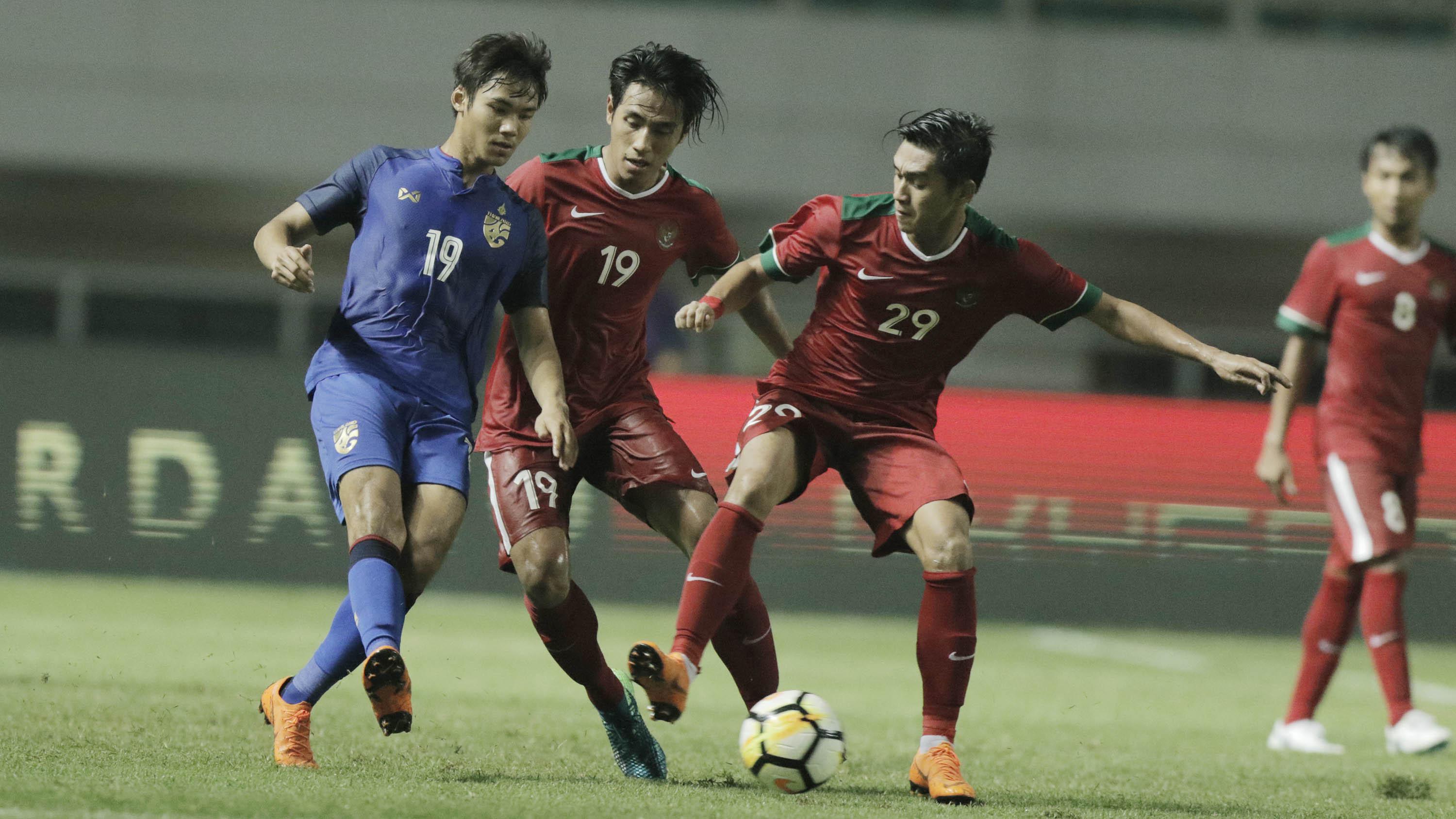 Gelandang Timnas Indonesia, Septian David Maulana, berusaha menghadang pemain Thailand saat pertandingan persahabatan di Stadion Pakansari, Bogor, Minggu, (03/6/2018). (Bola.com/M Iqbal Ichsan)