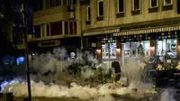 Aksi Penyerangan memicu protes keesokan harinya. Polisi Turki menghalau demonstran di depan toko musik yang memutar lagu Radiohead di Istanbul (AFP)