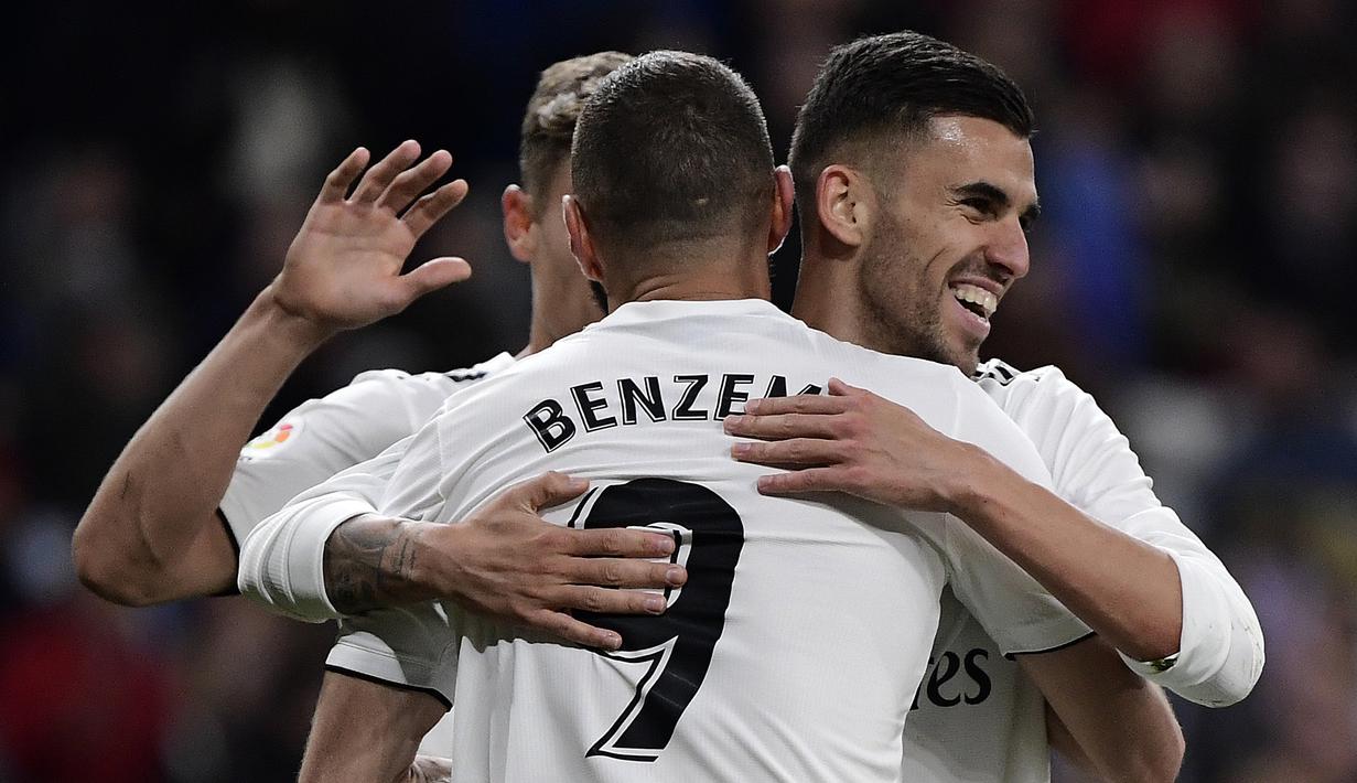 Gelandang Real Madrid, Daniel Ceballos, merayakan gol yang dicetaknya ke gawang Huesca pada laga La Liga Spanyol di Stadion Santiago Bernabeu, Madrid, Minggu (31/3). Madrid menang 3-2 atas Huesca. (AFP/Javier Soriano)