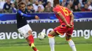Penyerang Prancis, Antoine Griezmann menendang bola dari kawalan pemain Andorra, Moises San Nicolas pada pertandingan grup H Kualifikasi Euro 2020 di Stade de France di Saint Denis, Paris (10/9/2019). Prancis menang telak 3-0 atas Andorra. (AP Photo/Michel Euler)