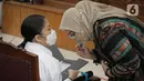 Terdakwa kasus pembunuhan berencana Yosua Hutabarat atau Brigadir J, Putri Candrawathi (kiri) berbincang dengan kuasa hukum saat bersiap menjalani sidang lanjutan di Pengadilan Negeri Jakarta Selatan, Jakarta, Rabu (25/1/2023). Sidang tersebut beragenda pembacaan nota pembelaan atau pleidoi dari terdakwa. (Liputan6.com/Faizal Fanani)