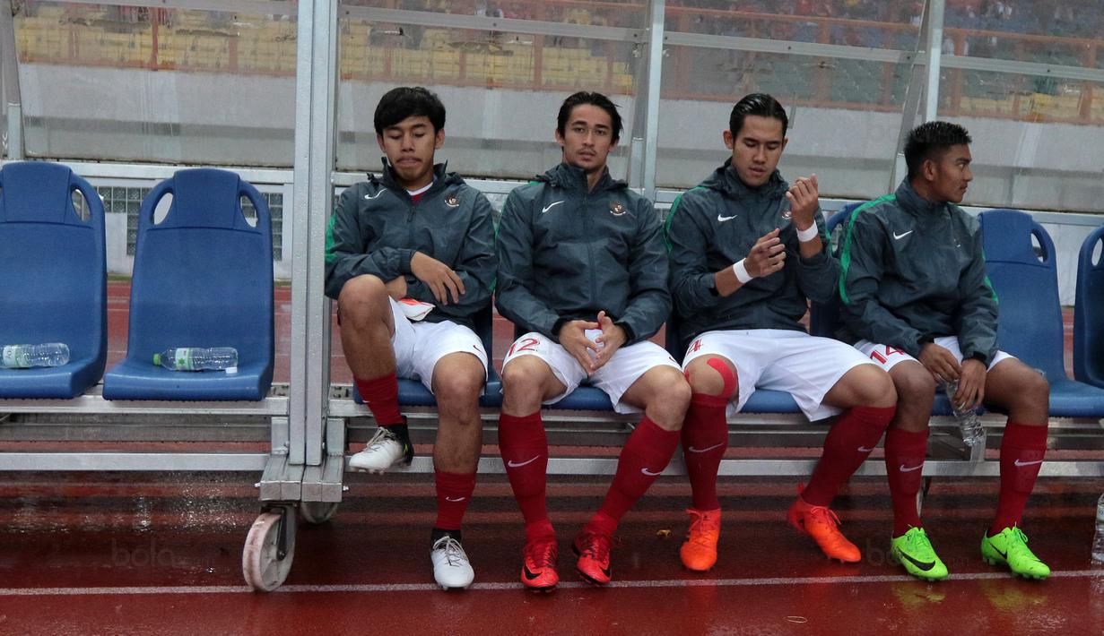 Ryuji Utomo, Gavin Kwan Adsit dan pemain timnas Indonesia U-23 saat berada di bangku cadangan pada laga persahabatan di Stadion Wibawa Mukti, Bekasi, Rabu (16/11/2017). Indonesia kalah 2-3. (Bola.com/Nicklas Hanoatubun)