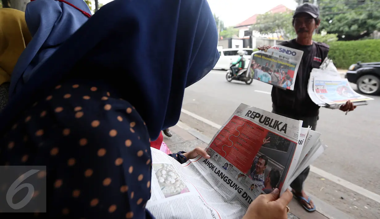 Warga membaca Koran hari ini di Jakarta, Rabu (10/5). Vonis Hakim terhadap Basuki Tjahaja Purnama (Ahok) kemarin membuat Sejumlah koran Nasional menjadikan berita Ahok halaman depan. (Liputan6.com/Johan Tallo)