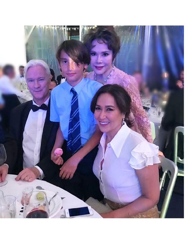 Jarang Terekspos, Ini 6 Momen Kebersamaan Dewi Soekarno Bersama Cucu