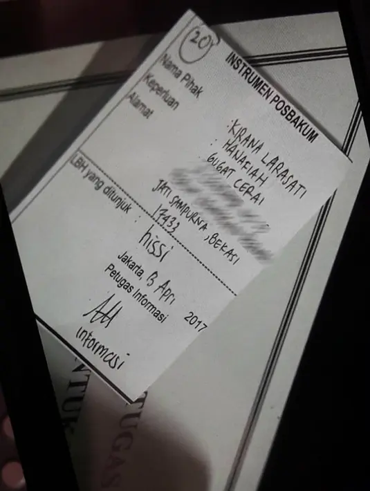 Menurut potongan kertas yang berhasil diabadikan wartawan, bertuliskan Instrumen Posbakum, kedatangannya ke PA dalam keperluan tertulis gugat cerai. Lengkap dengan nama dan alamat ibu satu anak tersebut. (Ruswanto/Bintang.com)