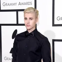 Rupanya, rambut botak ala tentara Justin Bieber disambut dan dipuji oleh para netizen. (AFP/Bintang.com)