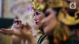 Yayasan Belantara Budaya Indonesia bersama Pemerhati Batik menggelar acara Gelaran Wastra di Hotel Sultan, Senayan, Jakarta, Jumat (4/2/2022). Gelaran Wastra kali ini mengangkat Batik Peranakan dalam rangka Imlek yang digelar 4-6 Februari 2022 di lobi Hotel Sultan. (Liputan6.com/Johan Tallo)