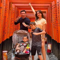 Ia juga mengenakan atasan lengan pendek nude, dipadukan slit skirt bermotif coklat. [@inijedar]