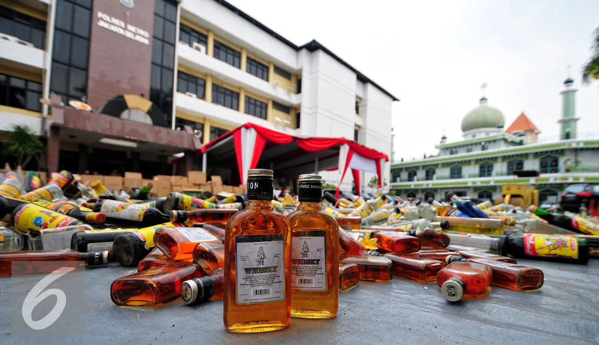 Ribuan botol minuman keras (miras) saat dimusnahkan di halaman Polres Jakarta Selatan, Rabu (10/6/2015). Pemusnahan 8.000 botol miras untuk menekan peredaran miras khususnya menjelang bulan Ramadan. (Liputan6.com/Yoppy Renato)