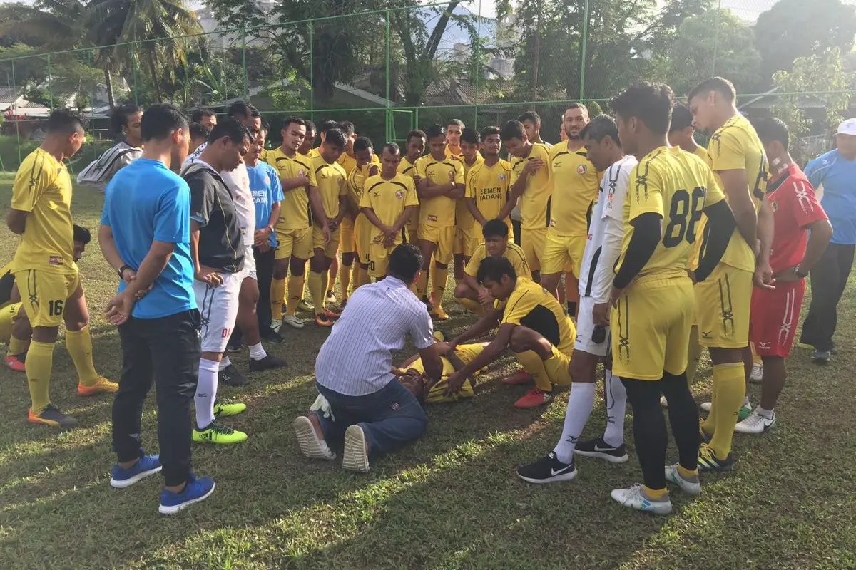 Para pemain Semen Padang mengikuti simulasi penanganan korban cedera untuk mengantisipasi terulangnya Choirul Huda