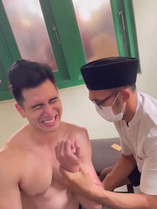 6 Potret Verrell Bramasta Berobat Usai 'Bahu Geser', Menahan Sakit Demi Sembuh
