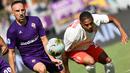 Gelandang Fiorentina, Franck Ribery, berebut bola dengan gelandang Juventus, Douglas Costa, pada laga Serie A di Stadion Artemio Franchi, Florence, Sabtu (14/9). Kedua klub bermain imbang 0-0. (AFP/Vincenzo Pinto)