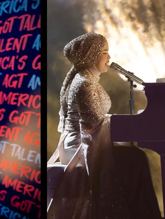 Tiba di semifinal AGT 2023, Putri tampil ekstra glamor mengenakan gaun cape bernuansa emas yang dipenuhi payet berkilau rancangan desainer Tiffany Liem. [@arianinismaputri]