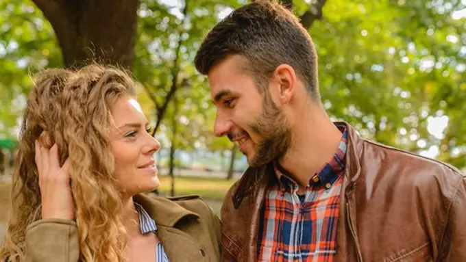 Wanita memilih pria berondong/copyright Pexels.com