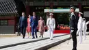 Presiden Jokowi dan Presiden Korea Selatan Moon Jae-in didampingi Ibu Negara Iriana Joko Widodo dan Ibu Negara Kim Jung-sook memeriksa penjaga kehormatan saat upacara penyambutan di istana Changdeokgung, Seoul, Senin (10/9). (Jeon Heon-kyun/Pool via AP)