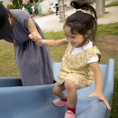 Mengajak anak aktif bergerak bukan hanya soal kesehatan fisik saja namun juga menjadi kunci utama dalam menstimulasi kecerdasan otak. [Dok/Freepik.com].