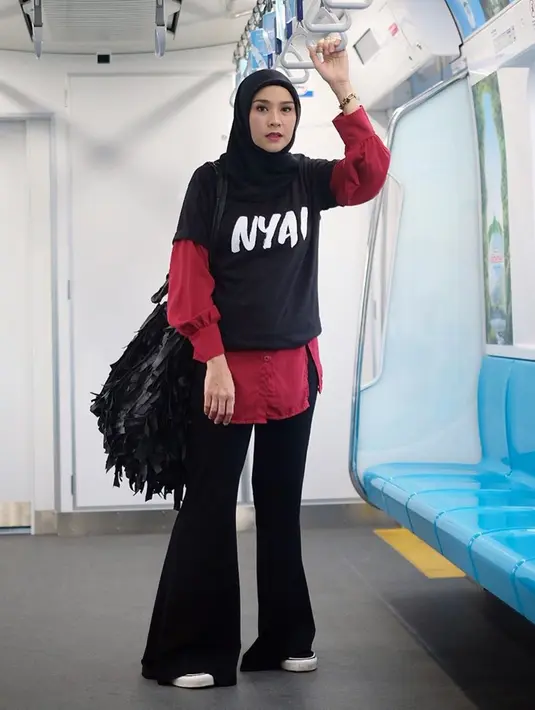 Karena gaya busananya yang modis, tak sedikit yang menilai Zaskia bak anak remaja kekinian. Pemilihan busananya memang terlihat simpel, tapi tetap terlihat modis. Tak heran gaya busananya kerap jadi inspirasi kaum hawa yang ingin tampil cantik tapi tetap  tak ribet. (Liputan6.com/IG/@zaskiadyamecca)