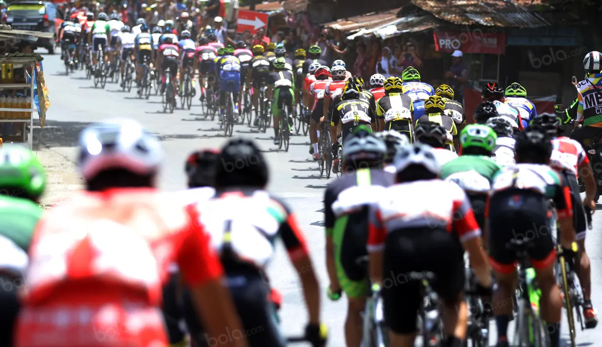 Para pebalap melintasi etape ke-5 Tour de Singkarak, Pantai Carocok-Painan menuju pantai Gondoriah-Pariaman, Sumatera Barart. (Bola.com/Nicklas Hanoatubun)