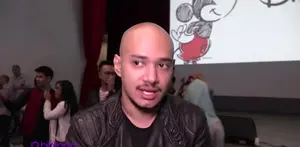 Husein ternyata sudah memiliki wanita special di hidupnya. Saat ini kekasihnya masih berusia 20 tahun dan bernama Zachira. Wanita special Husein ini adalah cucu dari penyanyi dangdut Elvy Sukaesih