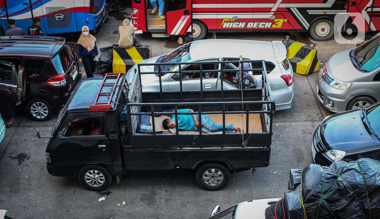 Aktivitas pemudik saat terjebak kemacetan di Pelabuhan Merak, Cilegon, Banten, Minggu (7/4/2024). (Liputan6.com/Angga Yuniar)