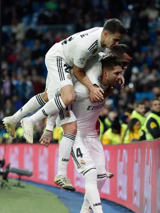 Bek Real Madrid, Sergio Ramos (kanan) melakukan selebrasi bersama rekan-rekannya usai mencetak gol penalti ke gawang Leganes dalam laga Copa del Rey di Santiago Bernabeu, Madrid, Spanyol, Rabu (9/1). (AP Photo/Manu Fernandez)