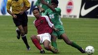 Uston Nawawi yang pernah bermain untuk Persebaya Surabaya juga ikut andil membawa timnas Indonesia melaju hingga babak final Piala AFF 2000. (Foto: AFP/Weda)
